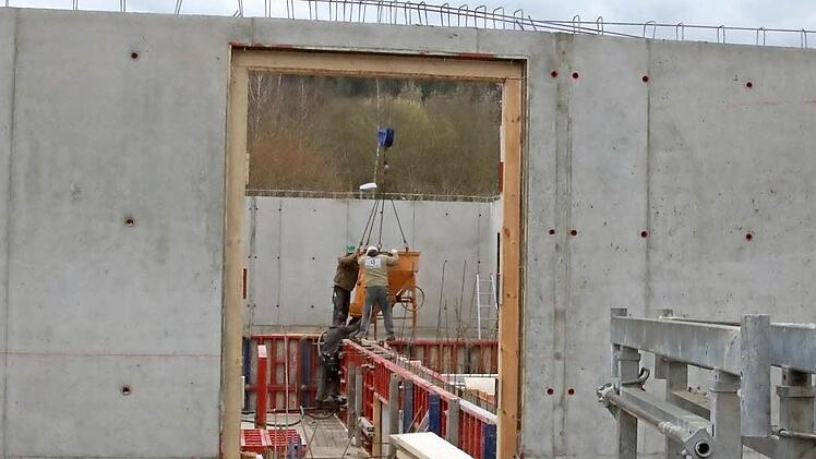 Im künftigen Schaltwerk der Stadtwerke an der Eissporthalle werden aktuell die Innenwände betoniert.  Fotos: Ralf Ruppert