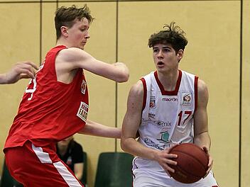 Benjamin H&ouml;hmann (r.) steuerte zw&ouml;lf Punkte zum Regnitztaler Sieg beim Team Urspring bei. Foto: sportpress