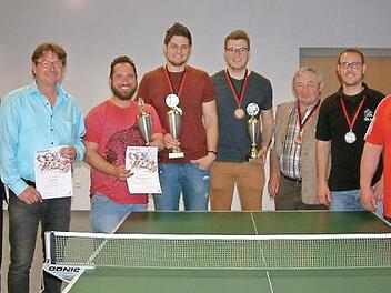Auszeichnungen und Siegerehrungen wurden beim TTC Au im Rahmen der Jahrshauptversammlung durchgeführt. Das Bild zeigt (von links) Bürgermeister Bernd Rebhan, die durch den BTTV geehrten Frank Seiz und Andre Hammerlindl, die Turnierbesten Fabian Murrmann, Maximilian Wenicker, Jürgen Feick, Christian Wagner und Vorsitzenden Thomas Feick. Foto: Hans Franz
