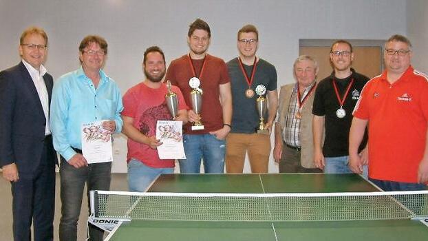 Auszeichnungen und Siegerehrungen wurden beim TTC Au im Rahmen der Jahrshauptversammlung durchgeführt. Das Bild zeigt (von links) Bürgermeister Bernd Rebhan, die durch den BTTV geehrten Frank Seiz und Andre Hammerlindl, die Turnierbesten Fabian Murrmann, Maximilian Wenicker, Jürgen Feick, Christian Wagner und Vorsitzenden Thomas Feick. Foto: Hans Franz