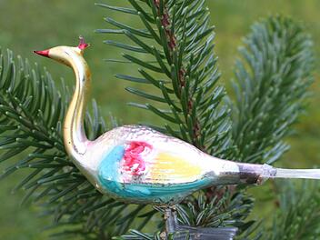 Dieser Vogel aus Glas hat schon Jahrzehnte auf dem Buckel und wird alle Jahre wieder hervorgeholt und in den Christbaum gesetzt. Foto: Popp