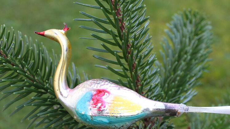 Dieser Vogel aus Glas hat schon Jahrzehnte auf dem Buckel und wird alle Jahre wieder hervorgeholt und in den Christbaum gesetzt. Foto: Popp