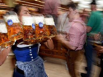 Was kostet ein Besuch auf dem Oktoberfest? Foto: Felix Hörhager/dpa
