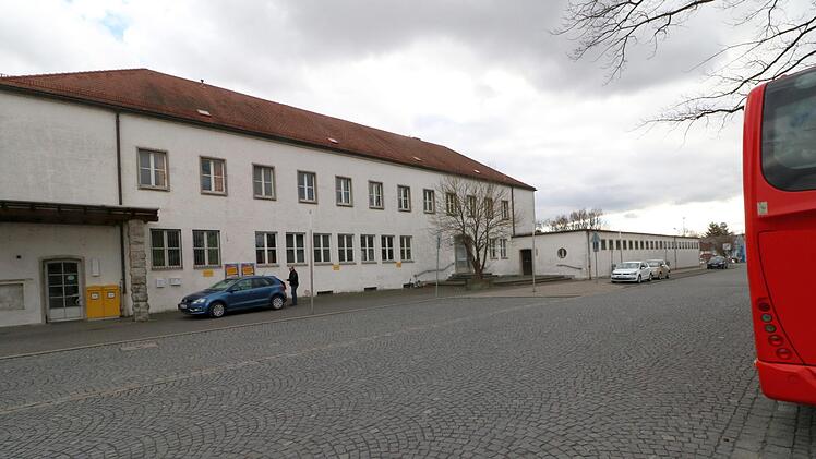 Das alte Postgebäude wird revitalisiert, direkt daneben entsteht das Posthotel (siehe Grafik oben). Foto: Josef Hofbauer