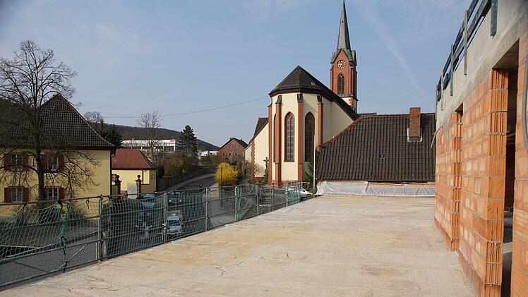 Ausblick über Euerdorf: Das Dachgeschoss ist noch ohne Dach.Foto: Arkadius Guzy