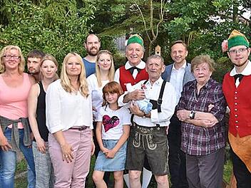 Rudolf Fischer mit Urenkel Ben im Arm im Kreise der Familie und eines Teils der zahlreichen Gratulanten.