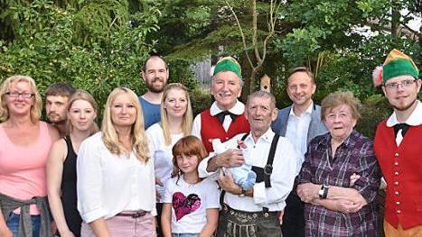 Rudolf Fischer mit Urenkel Ben im Arm im Kreise der Familie und eines Teils der zahlreichen Gratulanten.