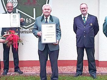 Diese Ehrung war nach so vielen Jahren Engagement ein Muss: Stefanie Marx, Peter Hein, Manfred Dre&szlig;el, Klaus Jentsch und Sascha Gra&szlig;muck (von links) bei der Ernennung von Manfred Dre&szlig;el zum Ehrenvorsitzenden der Neuensorger Sch&uuml;tzengesellschaft. Foto: Alexandra Kemnitzer