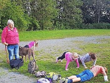 Hildegard Havenith und "Spürhund Abbey" mit einigen Kindern beim Erfüllen der Aufgabe: zehn Liegestützen!
