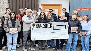 Spendenübergabe von den beiden Bad Brückenauer Schulen an die Tafel: (von links) Yman Chaikh, Lucas Lieb, Melissa Aktanus, Johann Hänlein, Verbindungslehrer Emanuel Guarascio, Klaus Hartmann, Adrian Gass, Maximilian Kramlich, Sara Louzim, Pia de V...