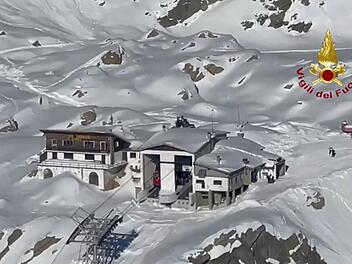 Viele Menschen sitzen nach Seilbahn-Unfall in Italien fest