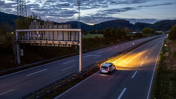 Polizei pr&uuml;ft Auto auf Sprengstoff