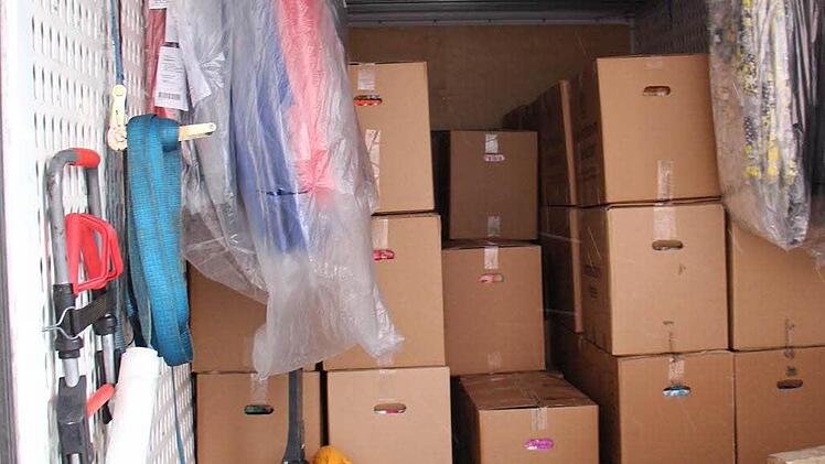 Die Schuhkartons wurden in Versendekisten verpackt und anschließend auf den Lkw verladen.