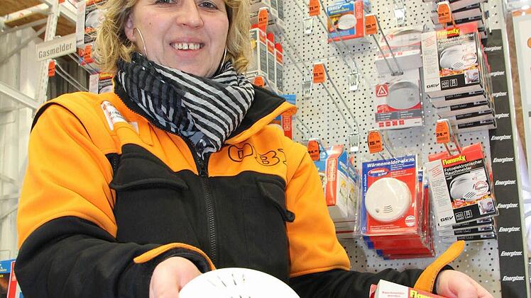 OBI-Mitarbeiterin Bettina Sturm mit einem Rauchmelder. Foto: Andreas Oswald