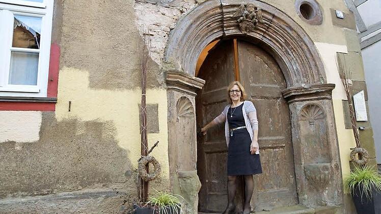 Maria Rinecker öffnet das Eingangsportal zum Rineckerhaus in der Dalbergstraße. Foto: Arkadius Guzy