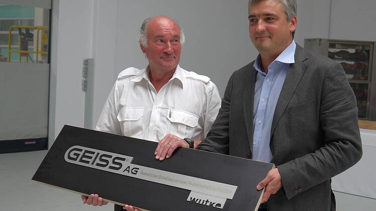 Architekten-Brauch: Christian Wutke überreicht an Manfred Geiß (links) den symbolischen Schlüssel zum Neubau.