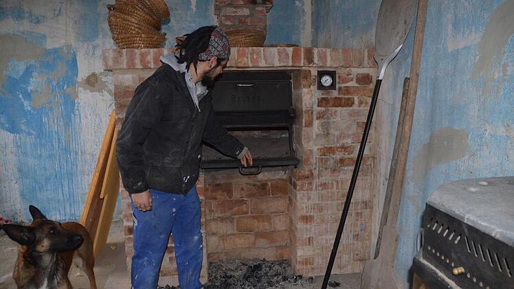 Andreas Schiefer zeigt den frisch umgesetzten Backofen, aus dem bald selbstgebackenes Brot kommen soll. Erste Versuche liefen schon gut.