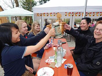 Prost zusammen! Die Gäste ließen sich das Bier schmecken. Fotos: Mona Lisa Eigenfeld