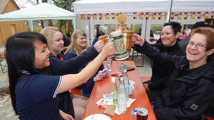 Prost zusammen! Die Gäste ließen sich das Bier schmecken. Fotos: Mona Lisa Eigenfeld