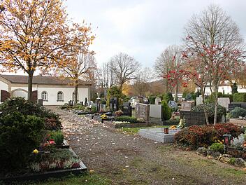 Der Lichtenfelser Friedhof ist parkähnlich gestaltet. Foto: Popp