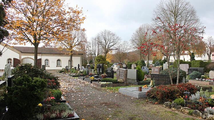 Der Lichtenfelser Friedhof ist parkähnlich gestaltet. Foto: Popp