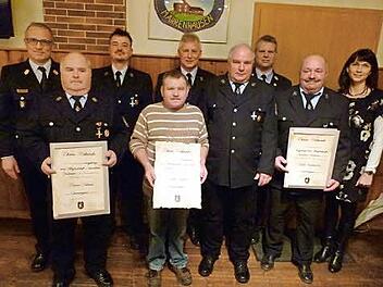 Ehrungen und Verabschiedungen bei der Feuerwehr (von links): Stefan Püls, Rainer Krämer, Richard Hielscher, Klaus Krämer, Norbert Renner, Helmut Höhn, Detlef Schoder, Fredi Wachsmann und Zweite Bürgermeisterin Christina Butterer Foto: Doris Weidner