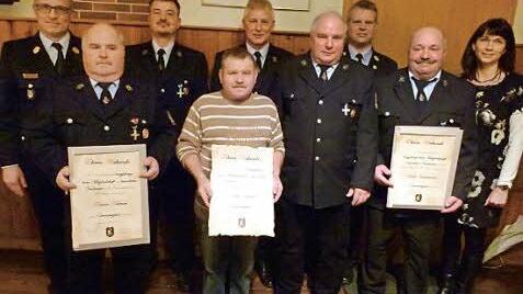 Ehrungen und Verabschiedungen bei der Feuerwehr (von links): Stefan Püls, Rainer Krämer, Richard Hielscher, Klaus Krämer, Norbert Renner, Helmut Höhn, Detlef Schoder, Fredi Wachsmann und Zweite Bürgermeisterin Christina Butterer Foto: Doris Weidner
