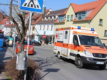 Kurz vor 12 Uhr bringt der Rettungswagen das jugendliche Opfer mit Blaulicht von der Hornschuchallee in die Klinik. Foto: Roepert