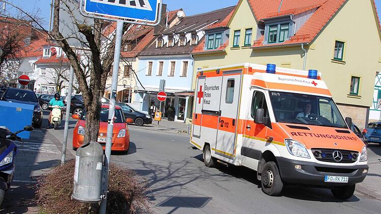 Kurz vor 12 Uhr bringt der Rettungswagen das jugendliche Opfer mit Blaulicht von der Hornschuchallee in die Klinik. Foto: Roepert
