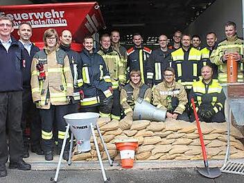 Die Teilnehmer des Hochwasserschutzlehrgangs mit den Lehrgangsleitern Horst Brunner und KBM Oliver Schardt Foto: Gerd Klemenz