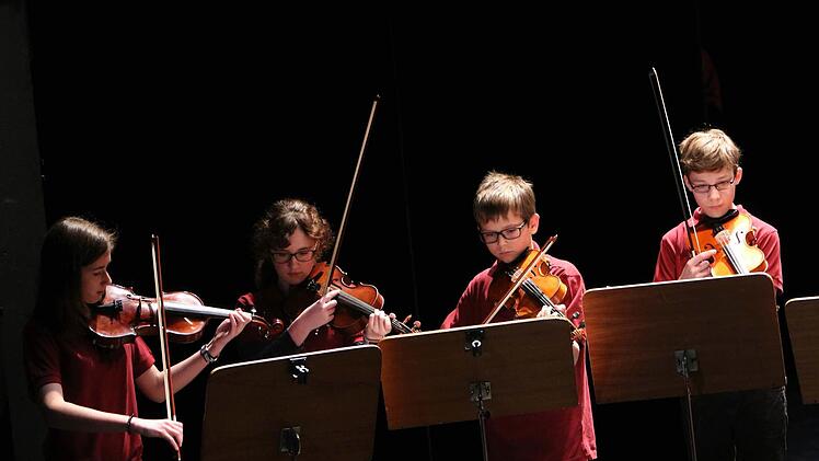 Streicherensemble der Musikschule Coburg bei der Matinee "Jugend spielt für Jugend" im Landestheater Coburg.Foto: Jochen Berger
