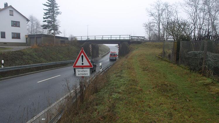 In Kürze beginnt die Sanierung des knapp einen Kilometer langen Abschnitts der B 286 nach der Bahnbrücke zur B 19.  Foto: Stefan Geiger