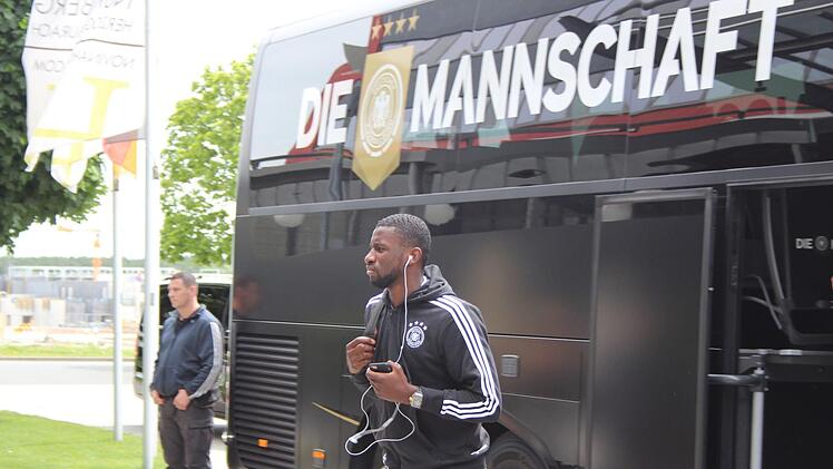 Viele Fans waren zu diesem Zeitpunkt noch nicht am Hotel. Foto: Jann Weckel