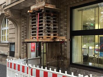 Die Feuerwehr und das THW sperrten den Gefahrenbereich ab und sicherten  die besch&auml;digten Konsolen.Oliver Schmidt