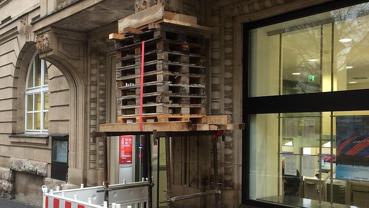 Die Feuerwehr und das THW sperrten den Gefahrenbereich ab und sicherten  die besch&auml;digten Konsolen.Oliver Schmidt