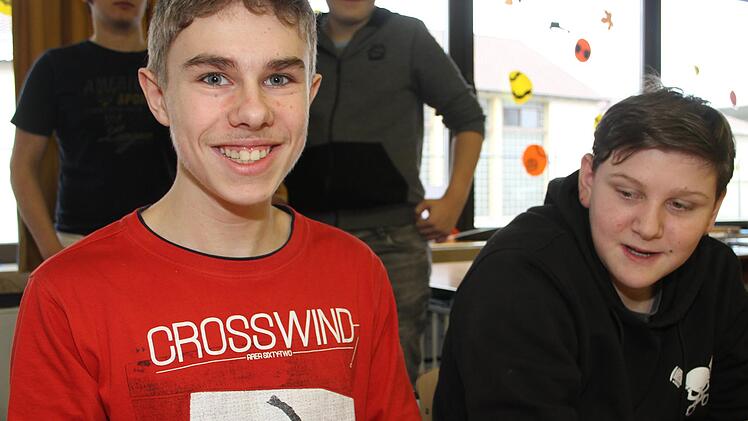 Dominik Schier (15) hat gut Lachen, denn er hat mehr als sechzig Punkte und damit gewonnen. Tobias Hildner schaut in die Röhre. Foto: Sonny Adam