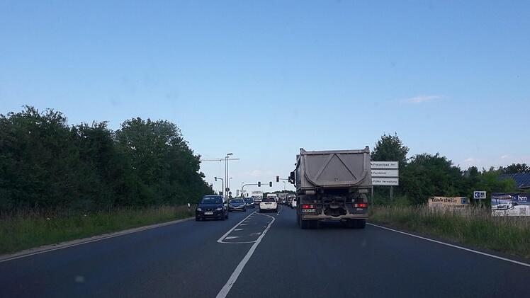 Die Situation am Donnerstagmorgen vor dem Knotenpunkt 80: Hier soll ausgebaut werden, wünscht die CSU.  Foto: Bernhard Panzer