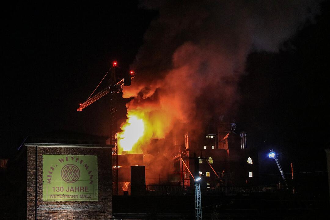 Malzfabrik Weyermann in Bamberg in Flammen: Einsatzkräfte kämpfen stundenlang gegen das Feuer
