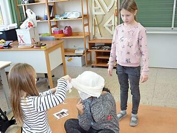 Bei einer offenen Kopfwunde ist ein richtig angelegter Kopfverband als Erste-Hilfe-Maßnahme sehr wichtig.  Foto: K.- H. Hofmann