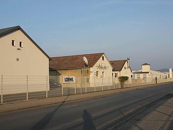 400 Mitarbeiter waren kurz vor der Insolvenz noch bei Loewe beschäftigt. Kehrt der neue Inhaber der Markenrechte mit dem Unternehmen auf das Areal in der Industriestraße zurück, werden allerdings deutlich weniger Gebäude benötigt. Zunächst sollen lediglich um die 30 Arbeitsplätze entstehen. Foto: Archiv