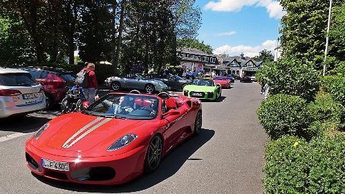 Vom Reiterhof aus starteten die Sportwagen mit den Kindern zu einer flotten Ausfahrt.
