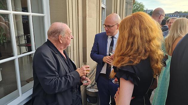 Bad Kissingens B&uuml;rgermeister Dirk Vogel  im Gespr&auml;ch mit Musikproduzent Ralph Siegel (links); der m&ouml;chte ein Musical nach Bad Kissingen bringen. Foto: Susanne Will
