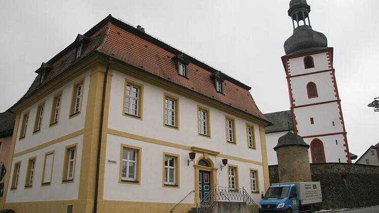 Das Marktschorgaster Pfarrhaus ist ein historischer Schatz: Die Pläne stammen aus dem Jahre 1750, gebaut worden ist es aber wegen Geldmangels erst 1800 gebaut. Jetzt wird das historische Gebäude generalsaniert und energetisch ertüchtigt. Fotos: Alexander Hartmann