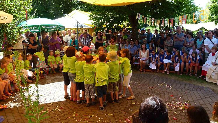 Die Kinder hatten sich zum Festtag selbst gestaltete T-Shirts übergestreift.
