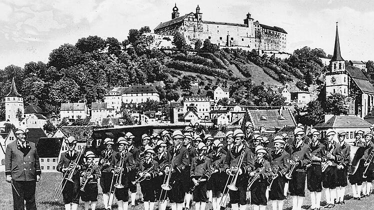 Die Knabenkapelle Kulmbach in Uniform auf einer Ansichtskarte.