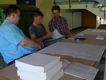 Im Schulhaus in Zentbechhofen hielt sich die Wahlbeteiligung in Grenzen. Die Wahlhelfer Horst Hagen, Roland Hofmann und Baptist Enkert (von links) zählen gerade, wie viele Bürger schon ihre Stimme abgegeben haben. Foto: Waltraud Enkert
