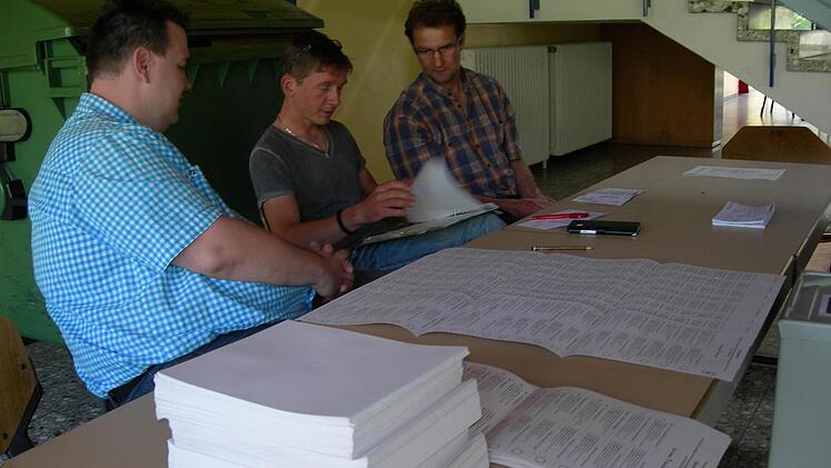 Im Schulhaus in Zentbechhofen hielt sich die Wahlbeteiligung in Grenzen. Die Wahlhelfer Horst Hagen, Roland Hofmann und Baptist Enkert (von links) zählen gerade, wie viele Bürger schon ihre Stimme abgegeben haben. Foto: Waltraud Enkert