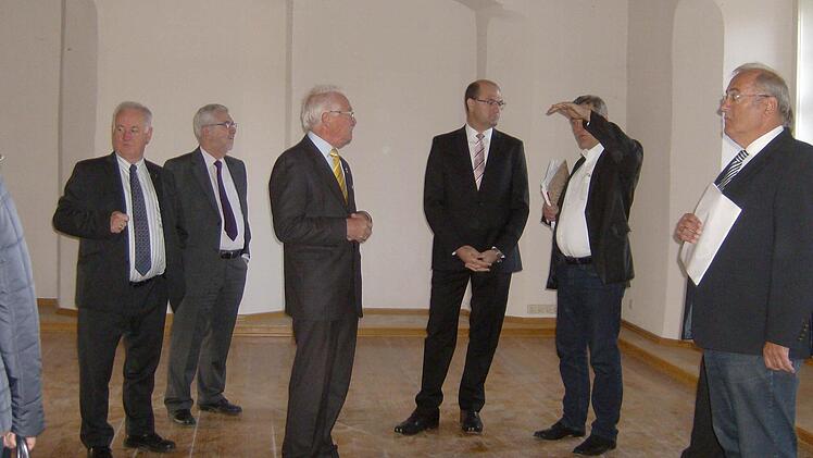 Sie inspizieren die Klosterräume (von links) Rudolf Braun, Herbert Meier, Peter Jacobi, Albert Füracker, Peter Eismann und Eduard Nöth. Foto: Petra Malbrich