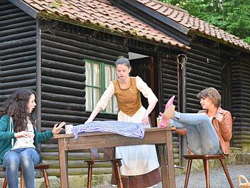 Die erste Szene zum Märchen Aschenputtel wird geprobt: Die bösen Stiefschwestern Griselta und Rosalie schikanieren das Aschenputtel. Von links: Laura Stampf, Celine Gernet und Charlotte Ritz Foto: Gabi Arnold