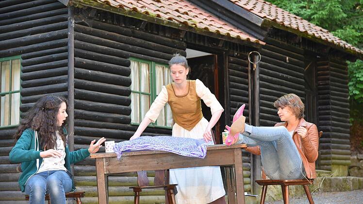 Die erste Szene zum Märchen Aschenputtel wird geprobt: Die bösen Stiefschwestern Griselta und Rosalie schikanieren das Aschenputtel. Von links: Laura Stampf, Celine Gernet und Charlotte Ritz Foto: Gabi Arnold